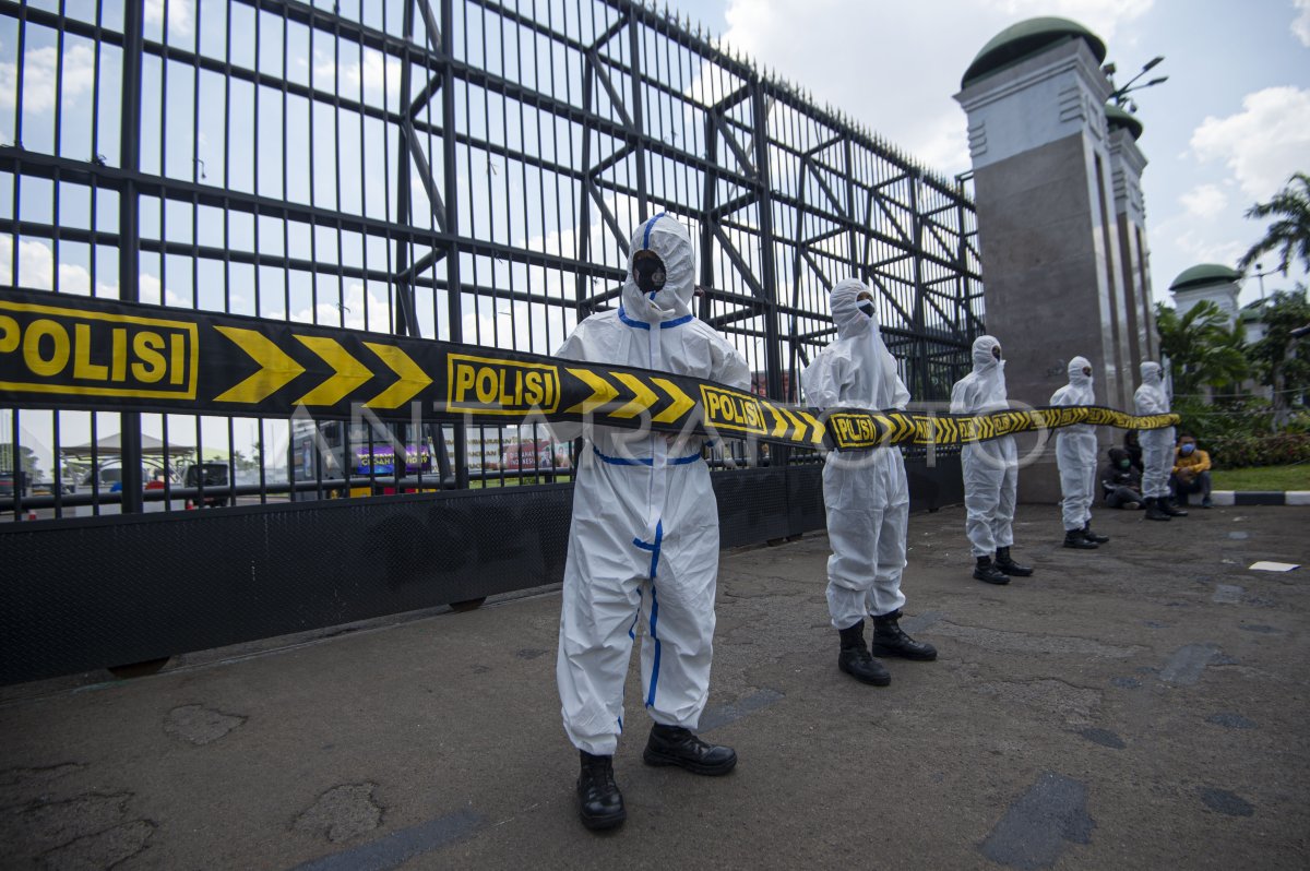 POLISI KENAKAN MASKER DAN HAZMAT SAAT PENGAMANAN DEMO ANTARA Foto