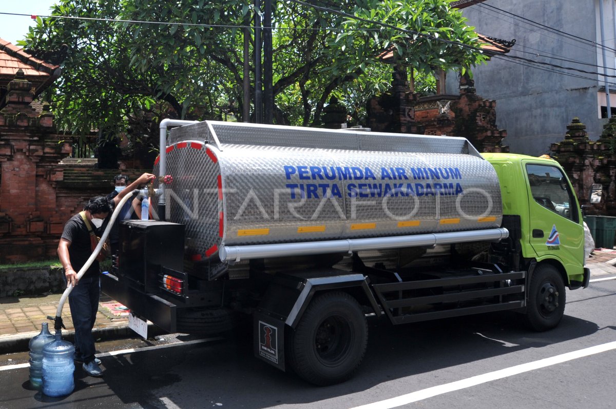 Distribusi Air Bersih Di Denpasar Antara Foto