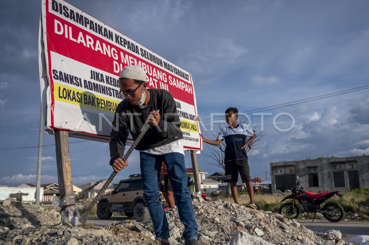 Sanksi Adat Bagi Pembuang Sampah Sembarangan Antara Foto