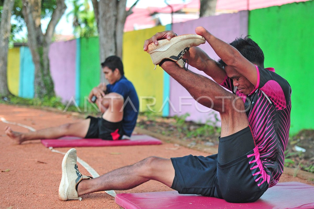 Latihan Atlet Atletik Peparnas Jambi Antara Foto