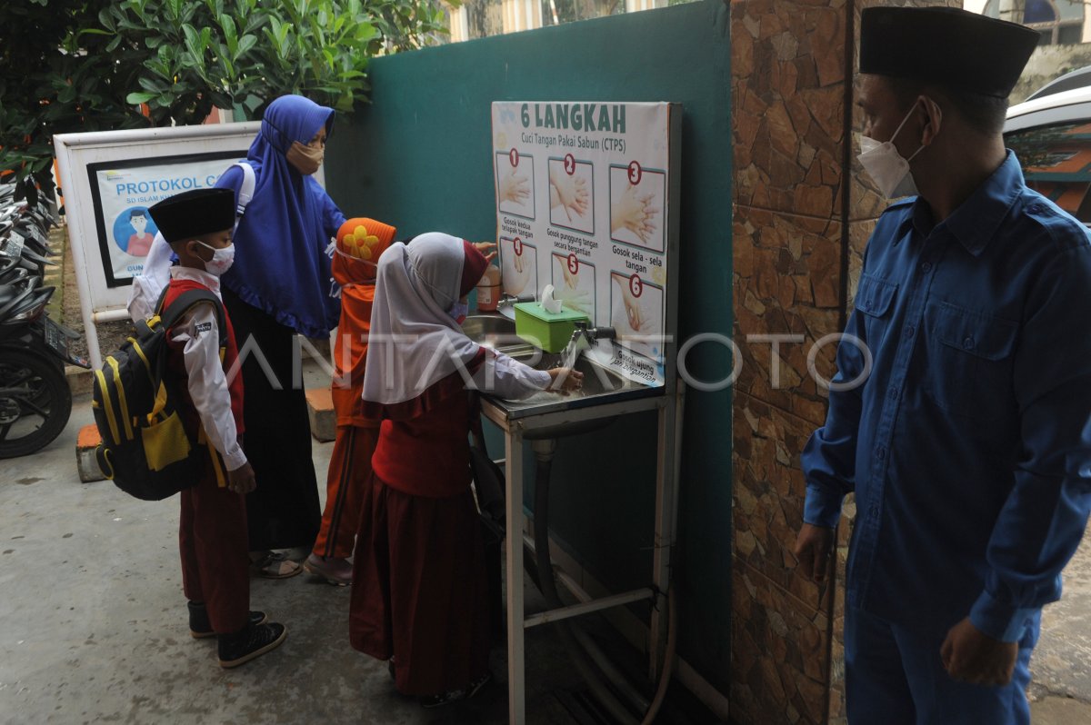 PELAKSANAAN PTM TAHAP PERTAMA DI PALEMBANG ANTARA Foto