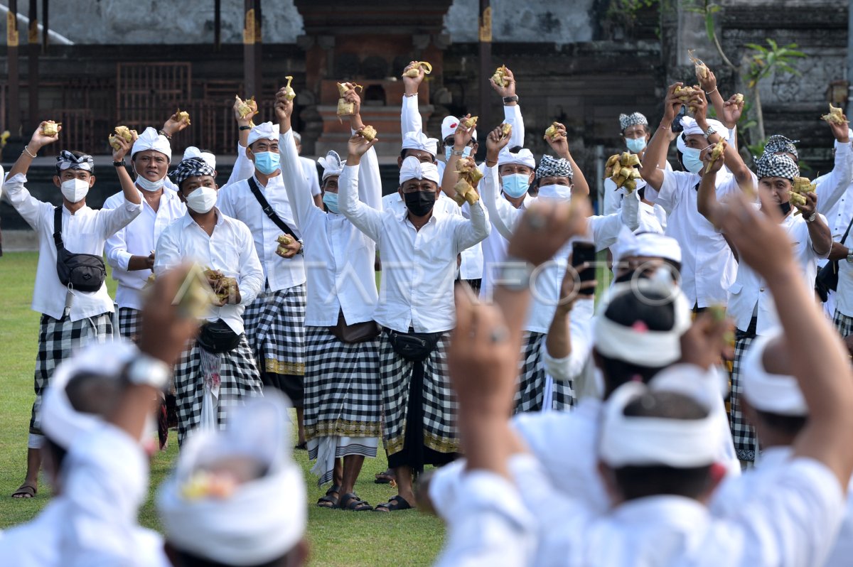 Tradisi Perang Ketupat Di Bali Antara Foto