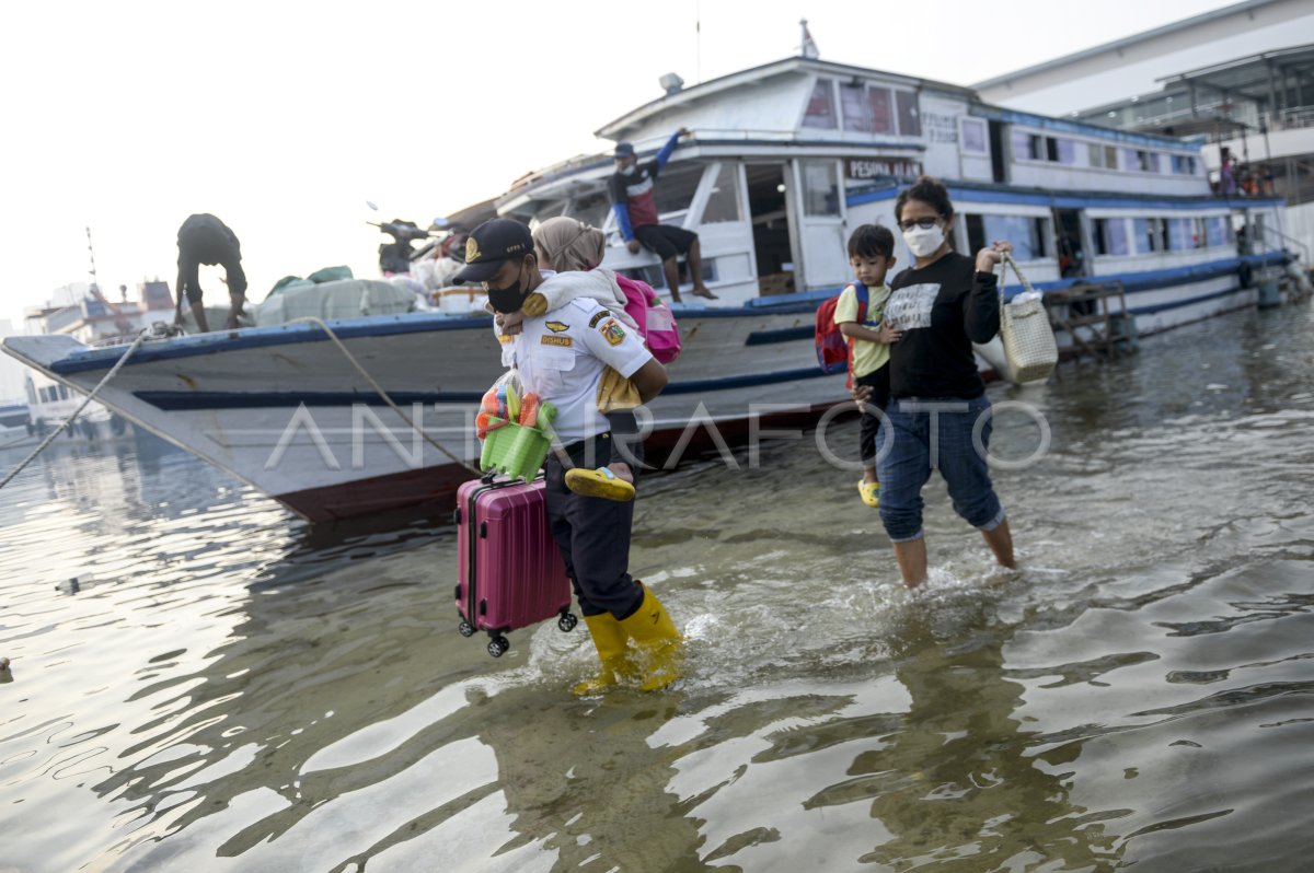 Banjir Rob Di Pelabuhan Kali Adem Antara Foto