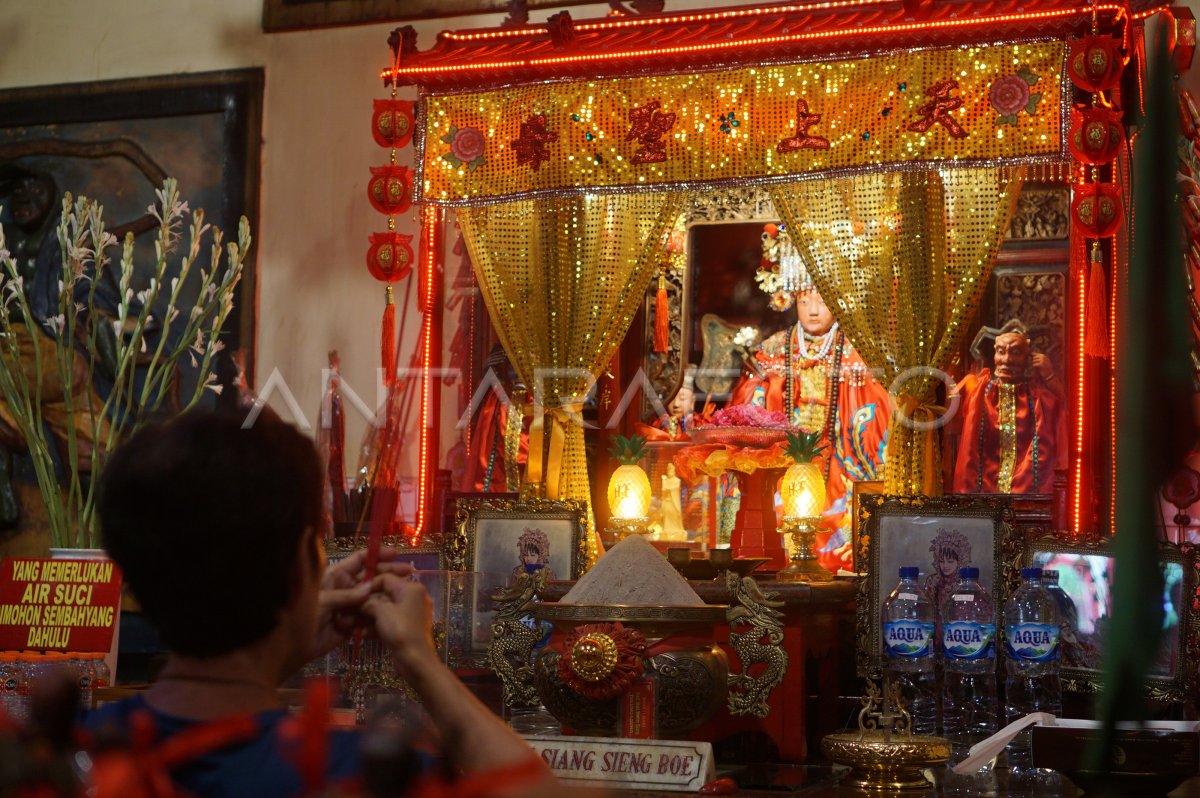 RITUAL MENGGANTI PAKAIAN DEWA JELANG IMLEK ANTARA Foto