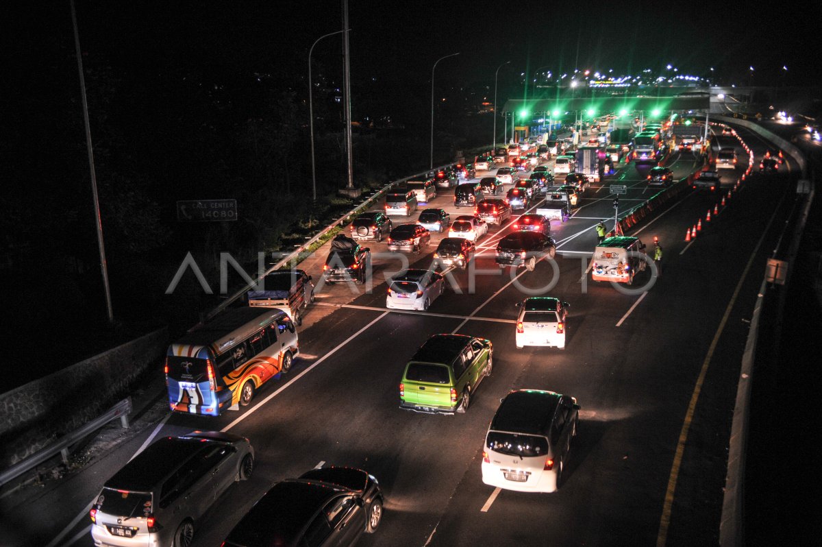 Gerbang Keluar Tol Cileunyi Padat Kendaraan Antara Foto