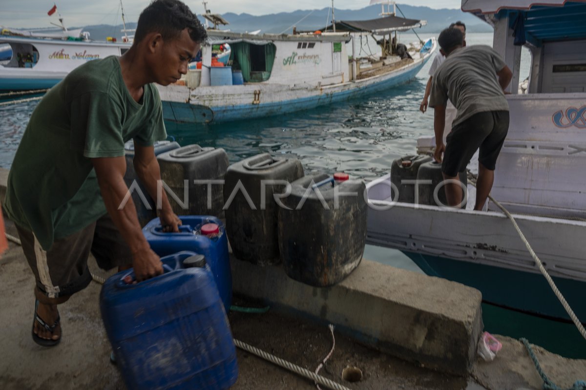 KEBUITUHAN BAHAN BAKAR SOLAR UNTUK NELAYAN ANTARA Foto