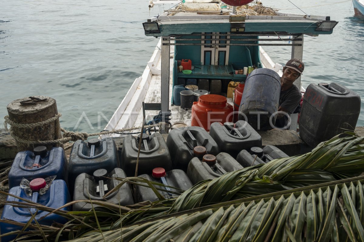 Kebuituhan Bahan Bakar Solar Untuk Nelayan Antara Foto