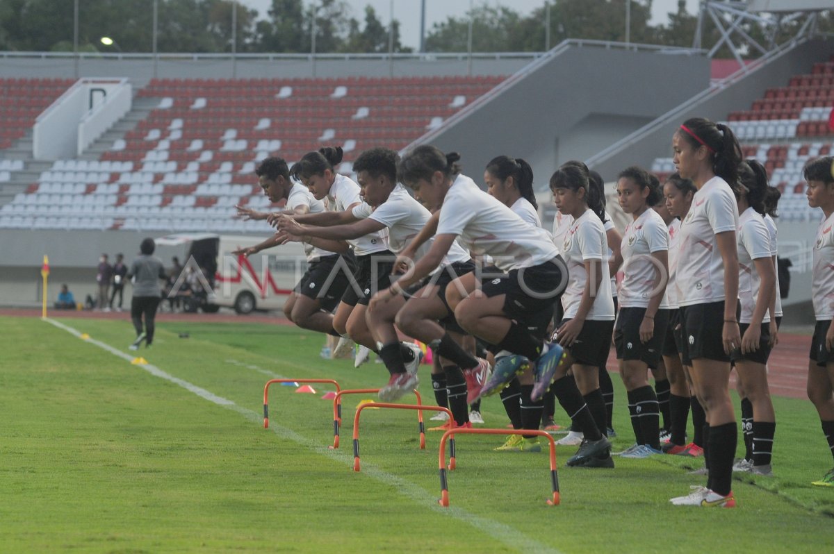 LATIHAN TIMNAS WANITA INDONESIA JELANG PIALA AFF U 18 ANTARA Foto