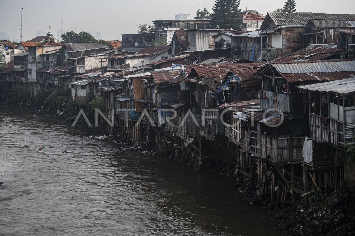 Target Penyelesaian Normalisasi Sungai Ciliwung Antara Foto