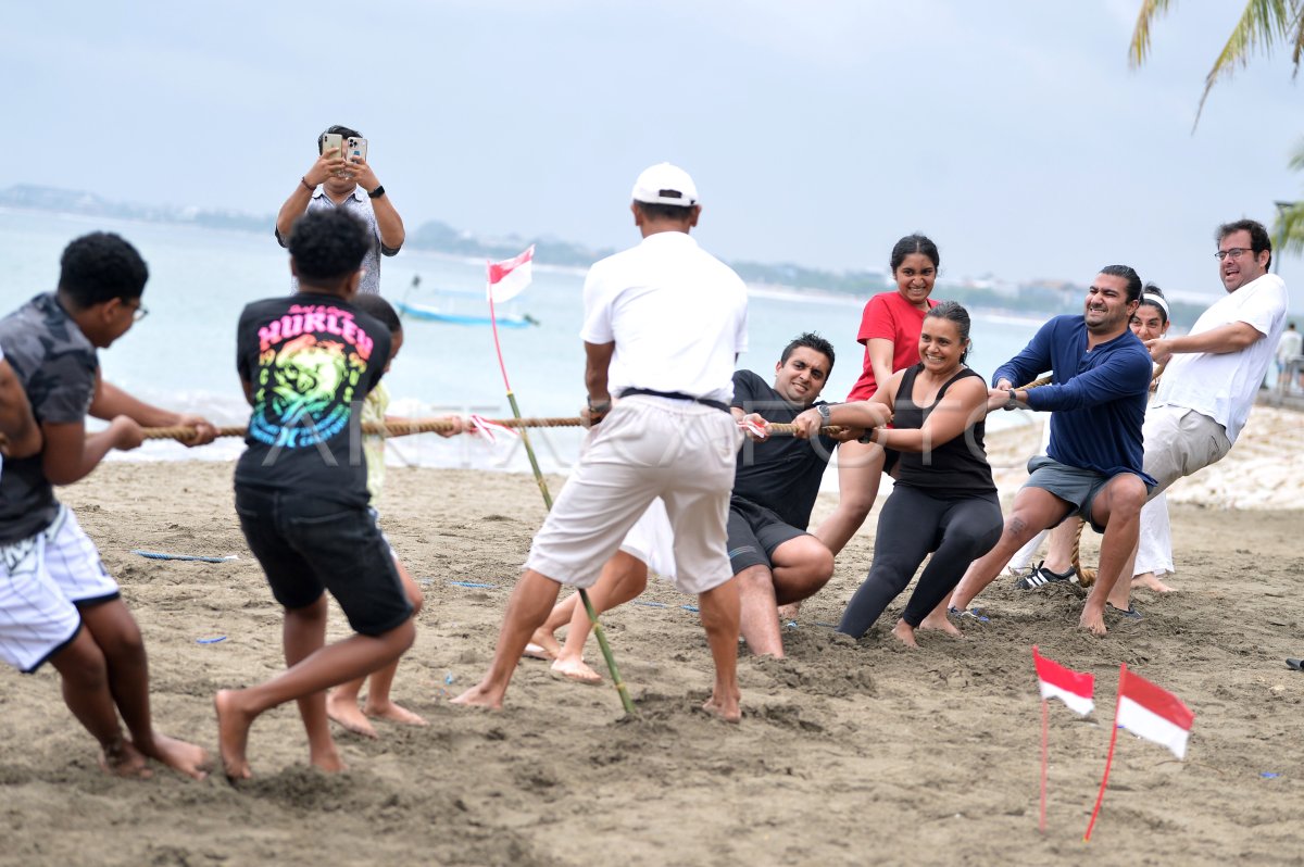 Wisman Ikuti Lomba Hut Kemerdekaan Antara Foto