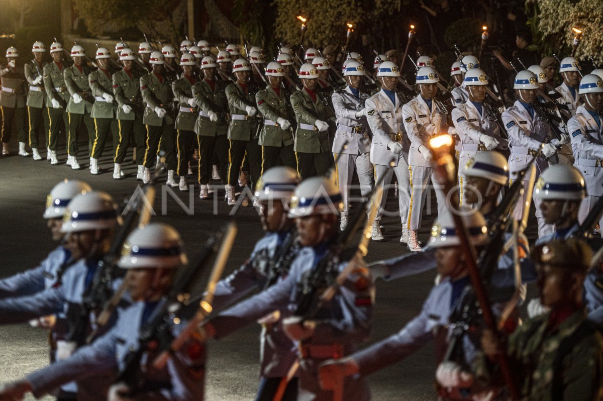 Upacara Parade Senja Hut Ke Tni Antara Foto