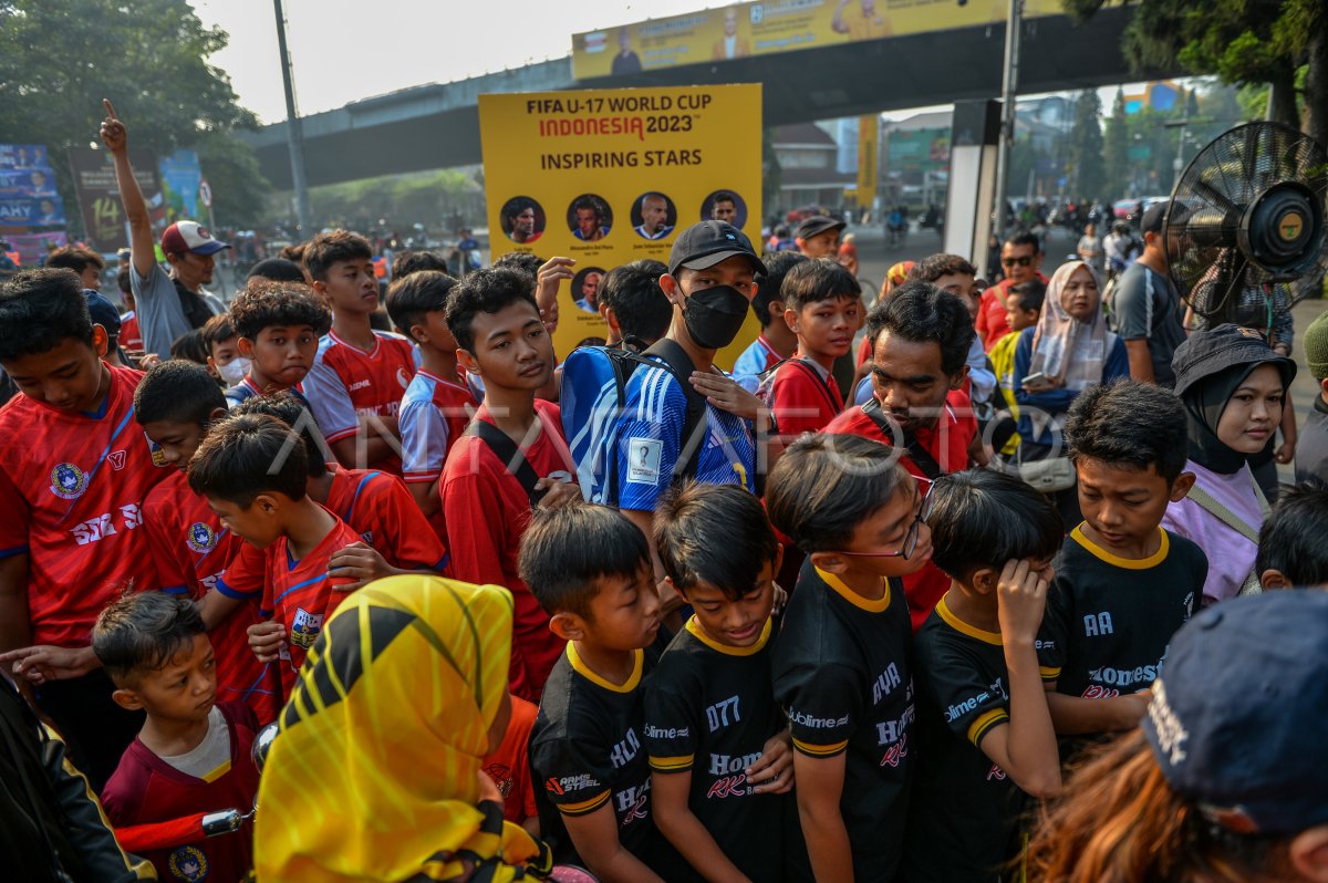 Pameran Trofi Piala Dunia U 17 Di Bandung ANTARA Foto