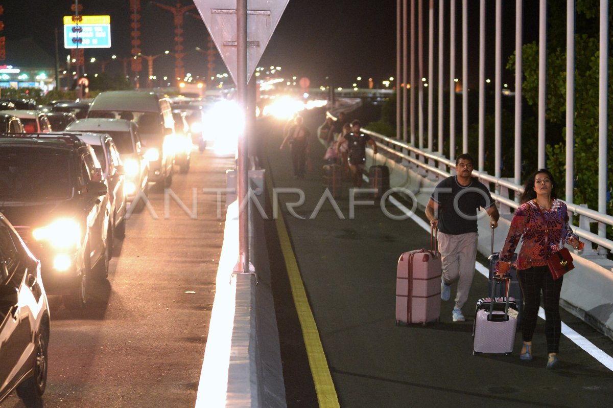 Kemacetan Kawasan Bandara Ngurah Rai Antara Foto