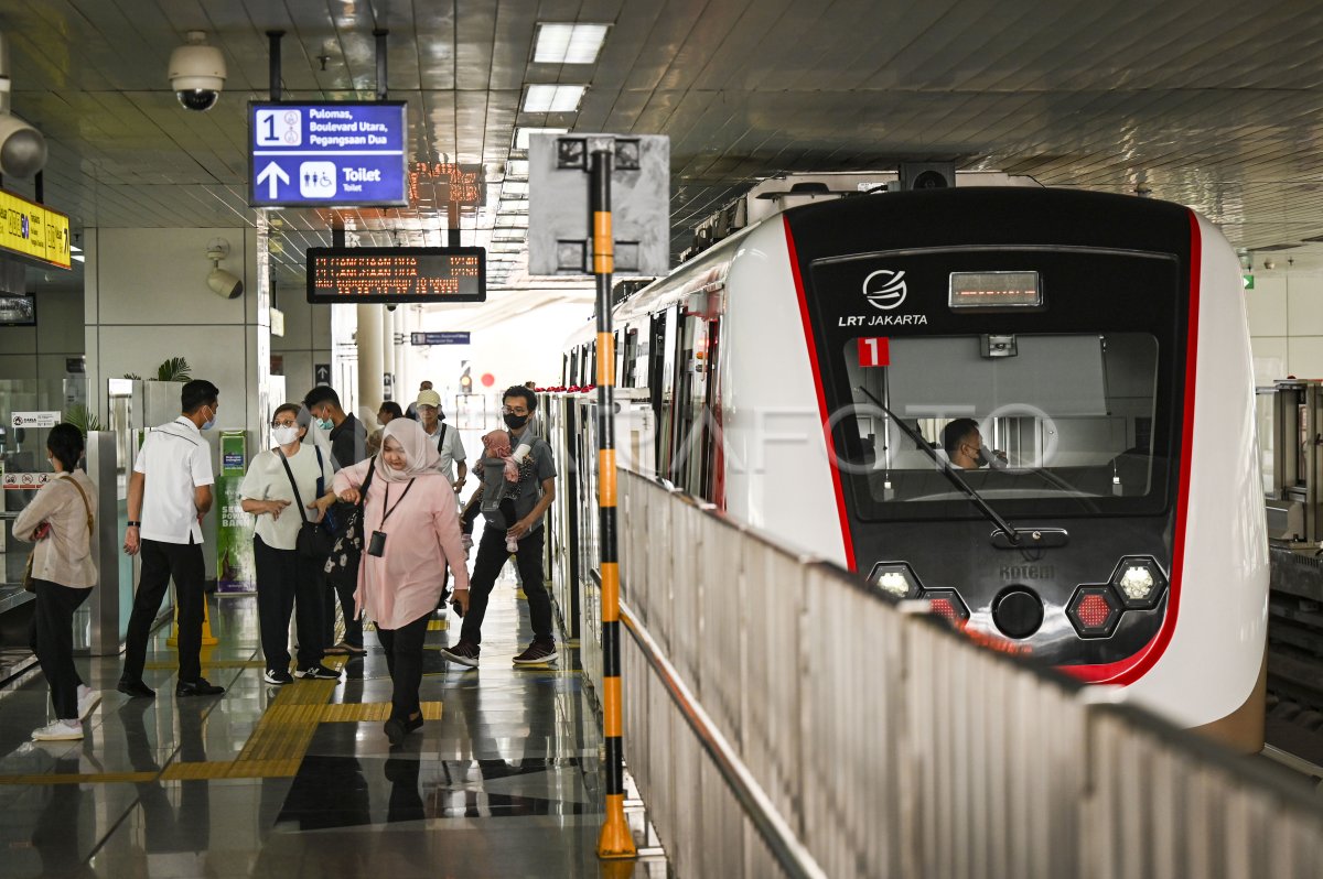 Target Jumlah Penumpang LRT Jakarta 2024 ANTARA Foto