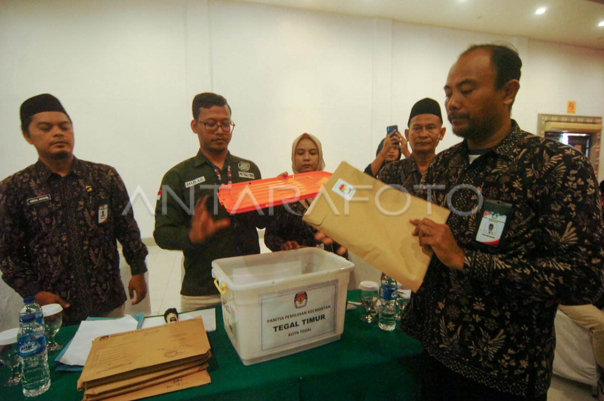 Rekapitulasi Penghitungan Suara Tingkat Kota ANTARA Foto