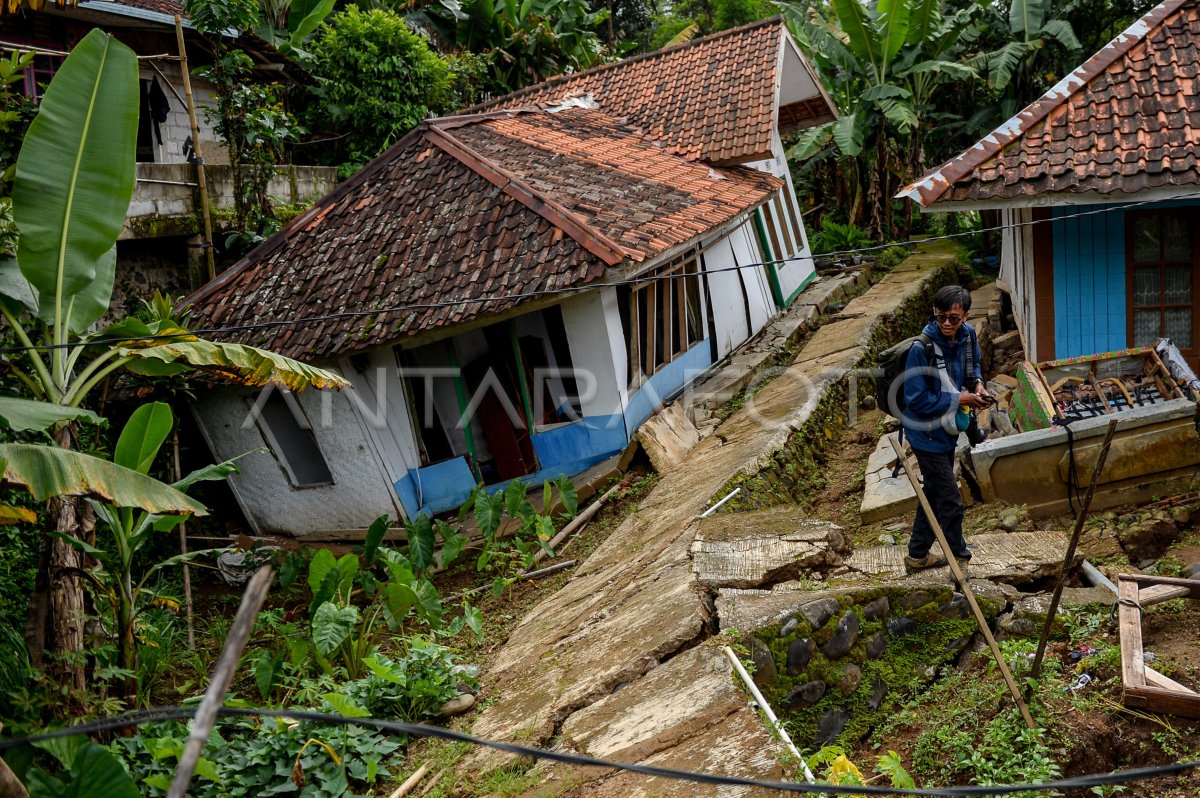 Bencana Pergerakan Tanah Di Kabupaten Bandung Barat ANTARA Foto