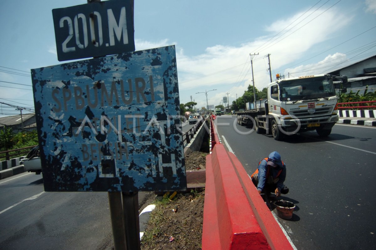 Penfecatan Median Jalan Dan Jembatan Jalur Pantura ANTARA Foto