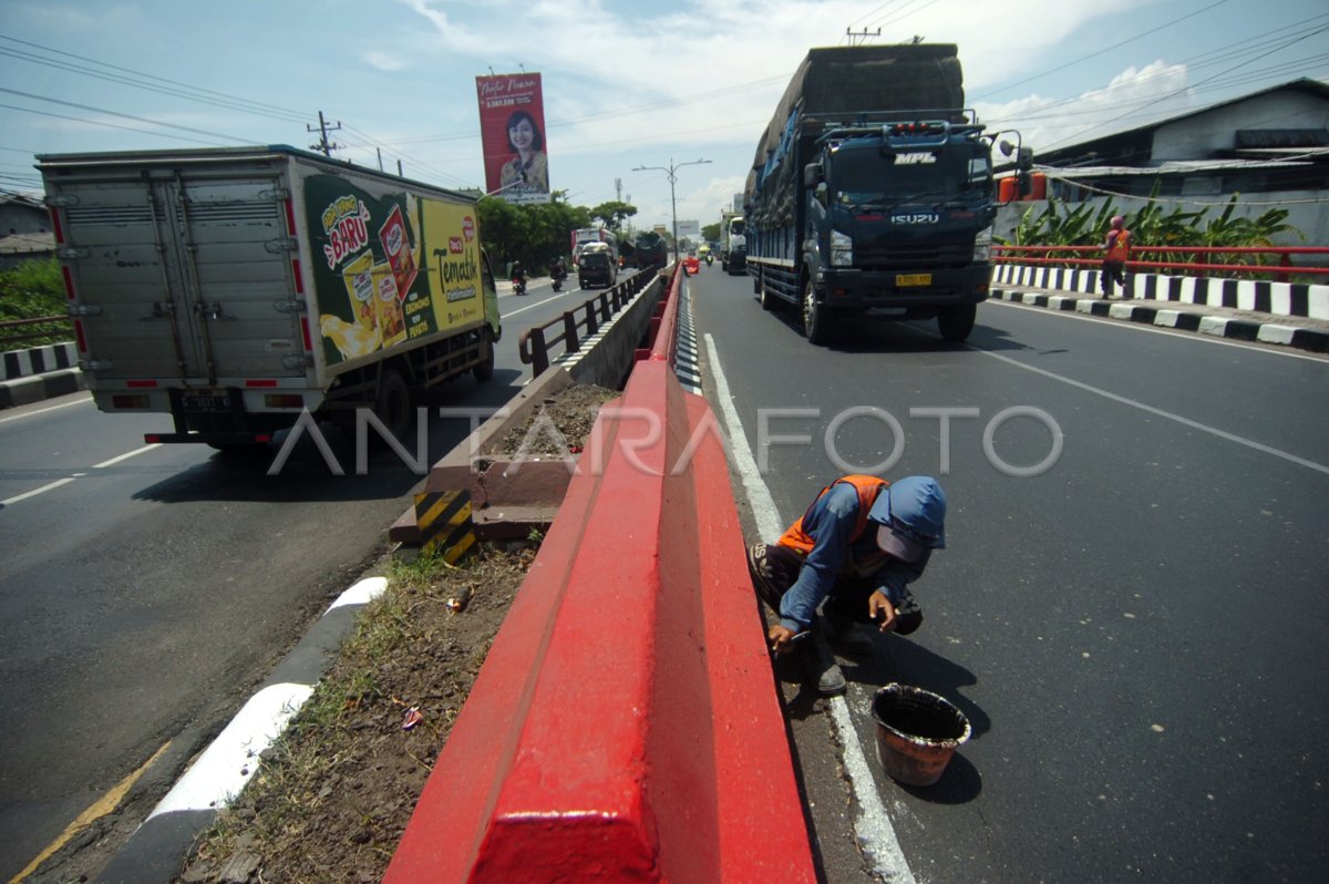 Penfecatan Median Jalan Dan Jembatan Jalur Pantura ANTARA Foto