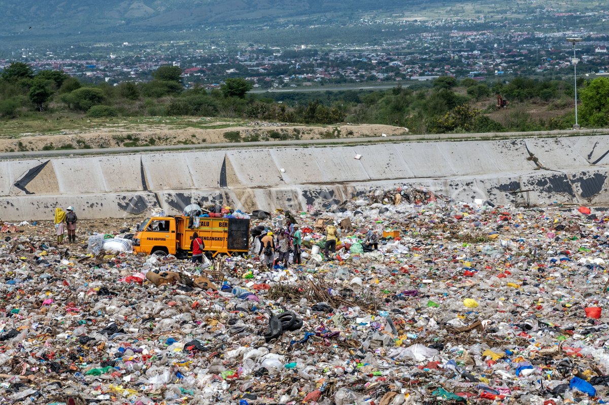 Peningkatan Volume Sampah Selama Ramadhan ANTARA Foto