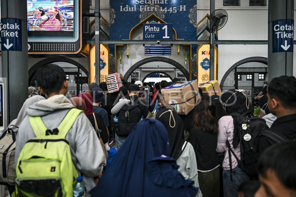 Puncak Arus Mudik Di Stasiun Pasar Senen Jakarta ANTARA Foto