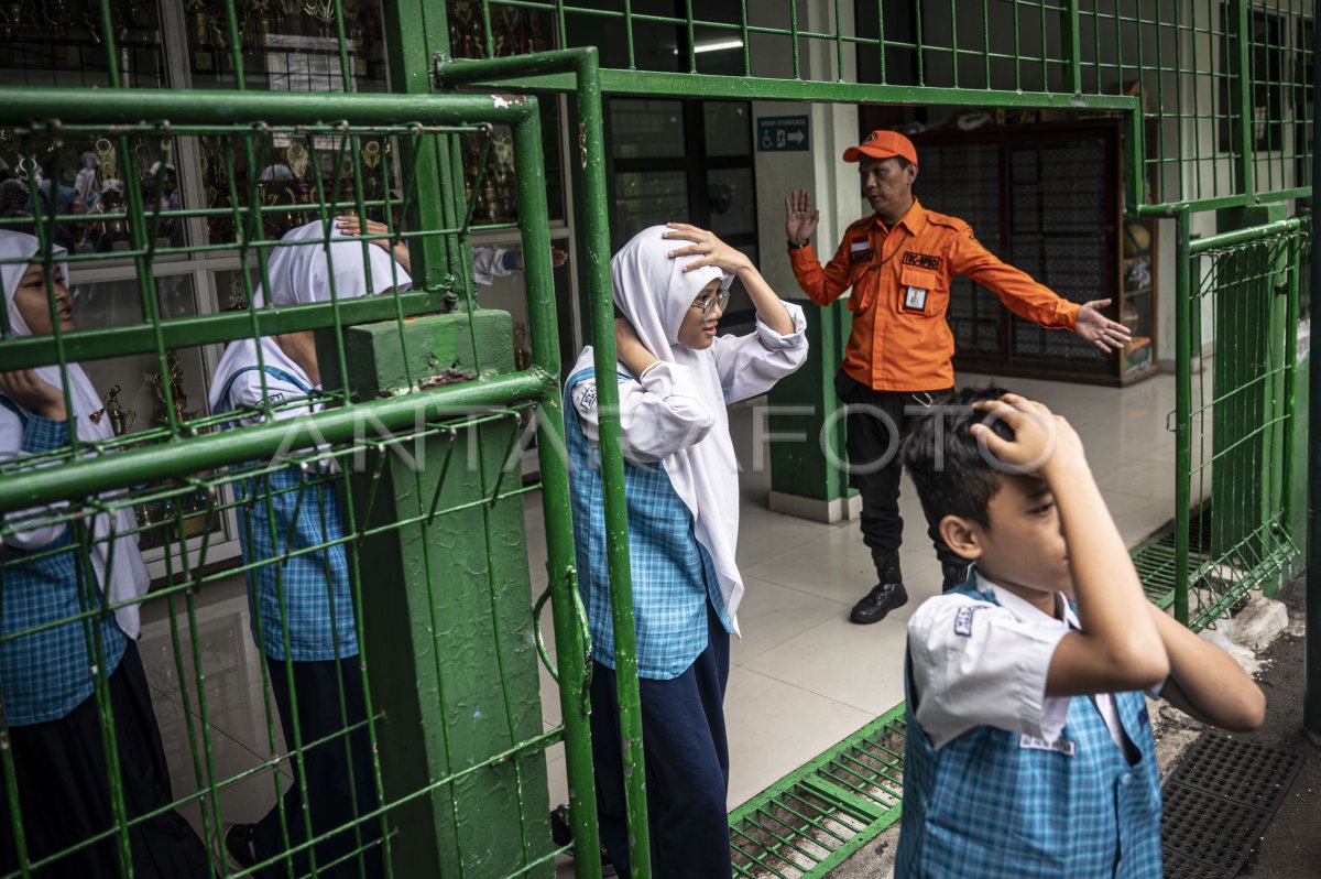 Simulasi Mitigasi Bencana Di Sekolah Antara Foto