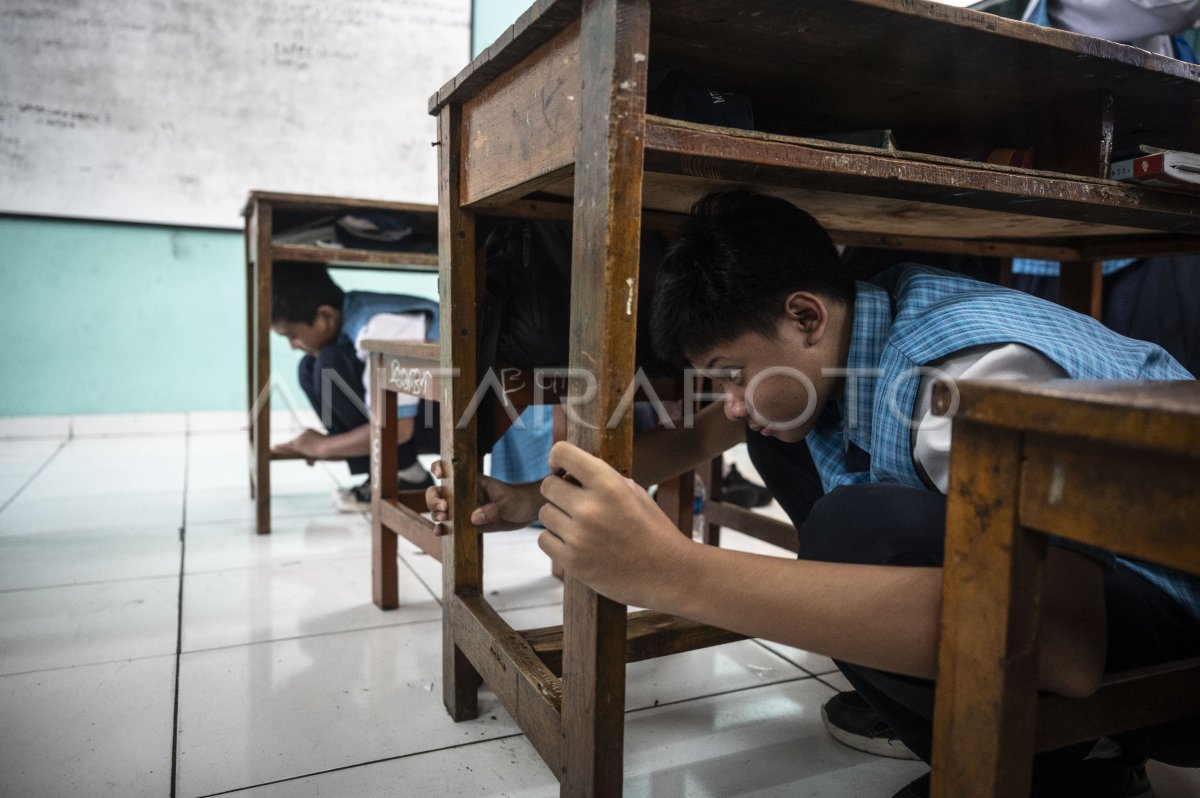 Simulasi Mitigasi Bencana Di Sekolah Antara Foto