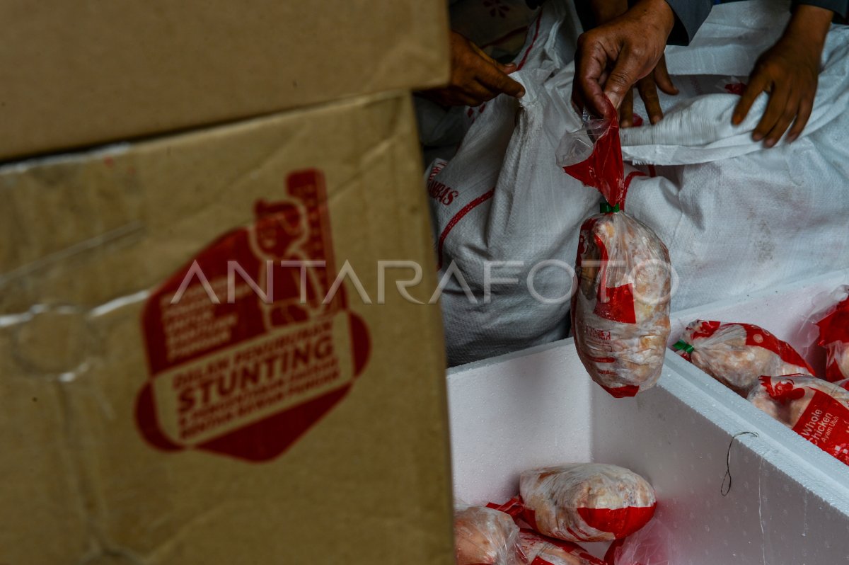 Distribusi Bantuan Pangan Pencegahan Stunting ANTARA Foto