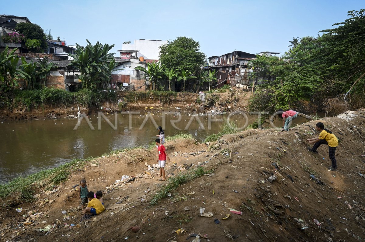 Rencana Proyek Pelebaran Sungai Ciliwung Di Rawajati Antara Foto