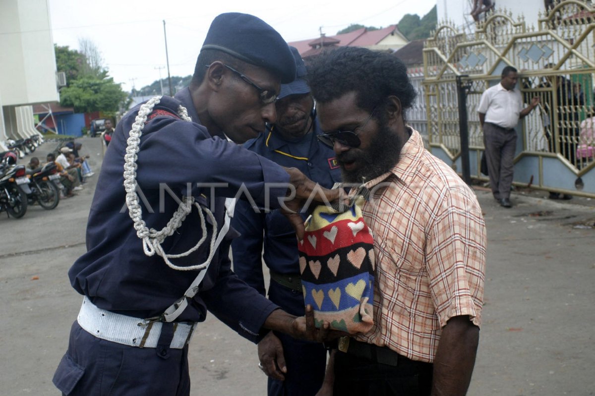 SIDANG ADAT PAPUA ANTARA Foto