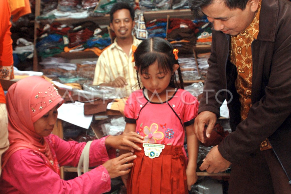 Seragam Sekolah Antara Foto