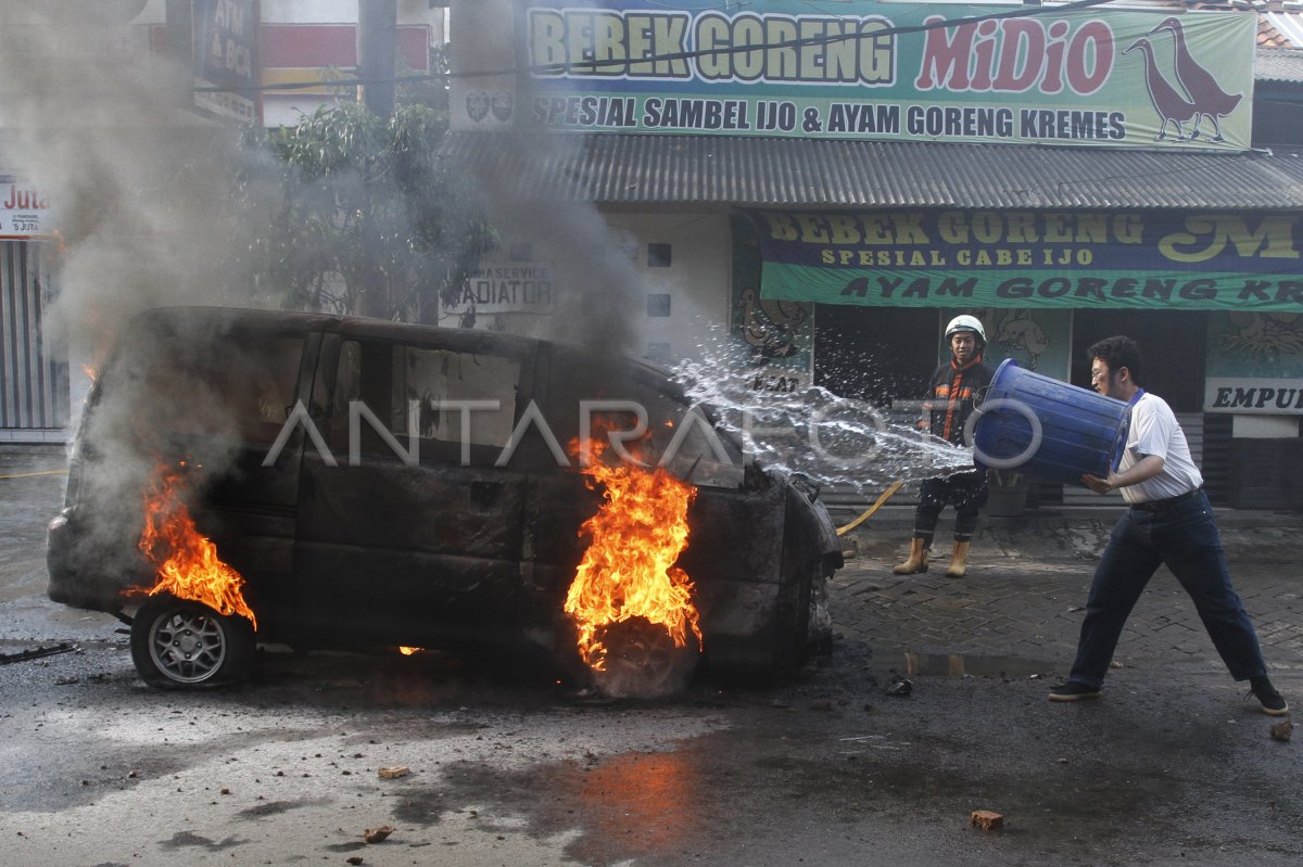 Mobil Terbakar Antara Foto