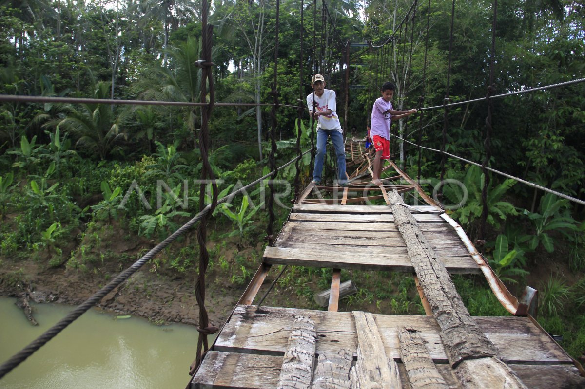 Jembatan Rusak Antara Foto