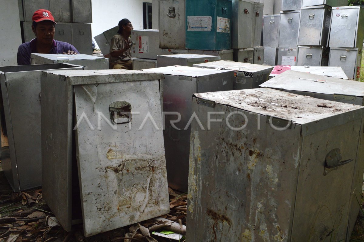 Kotak Suara Rusak Antara Foto