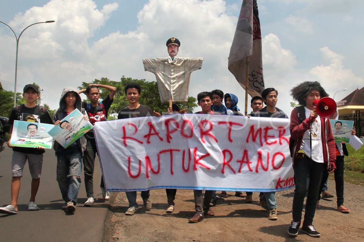 Protes Jalan Rusak Antara Foto