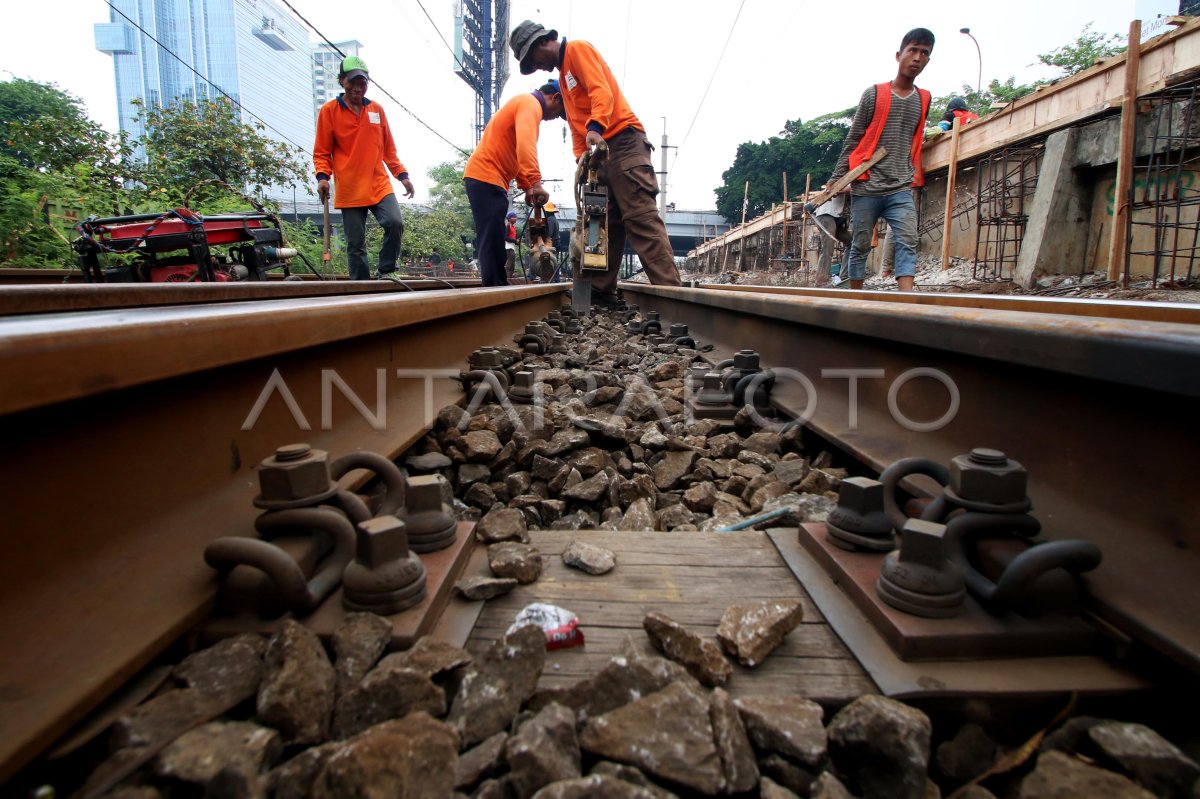 Perawatan Rel Kereta Api Antara Foto