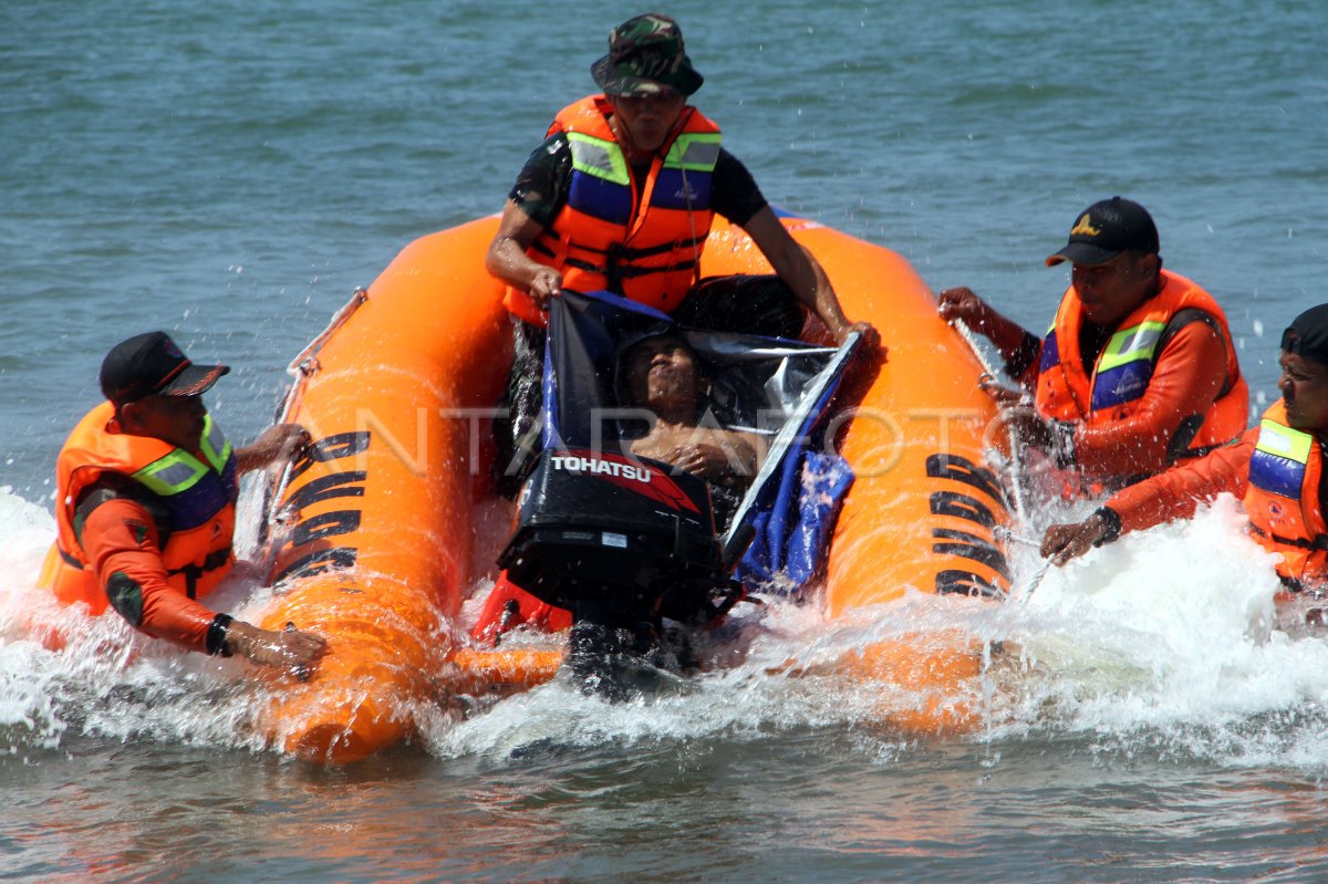 Latihan Evakuasi Korban Tsunami Antara Foto