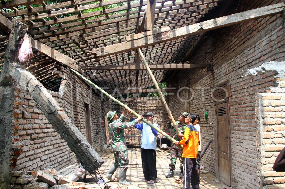 BONGKAR RUMAH RAWAN LONGSOR ANTARA Foto