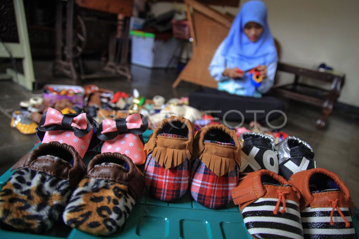 Produksi Sepatu Bayi Antara Foto