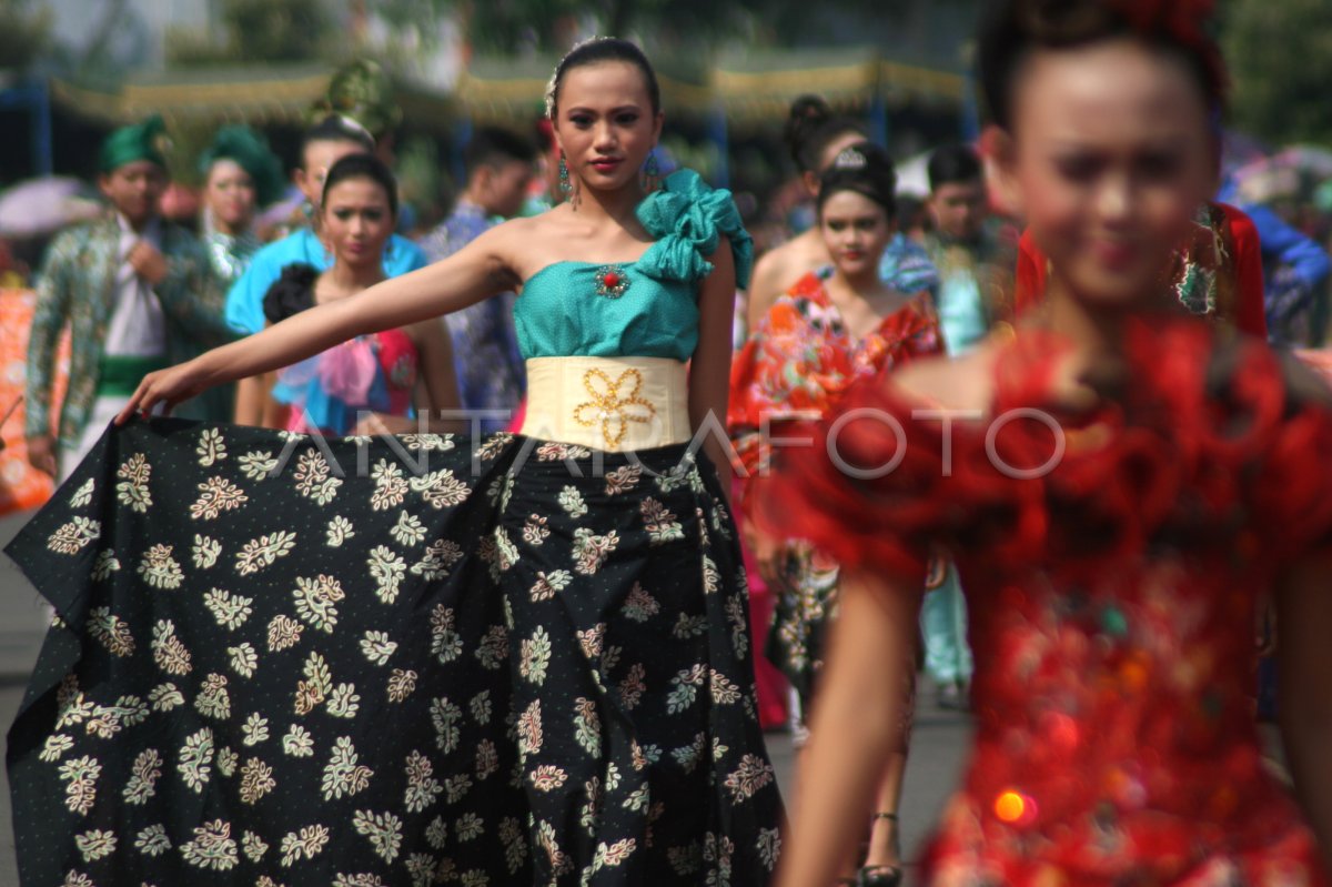 Peragaan Busana Batik Di Jalan Antara Foto