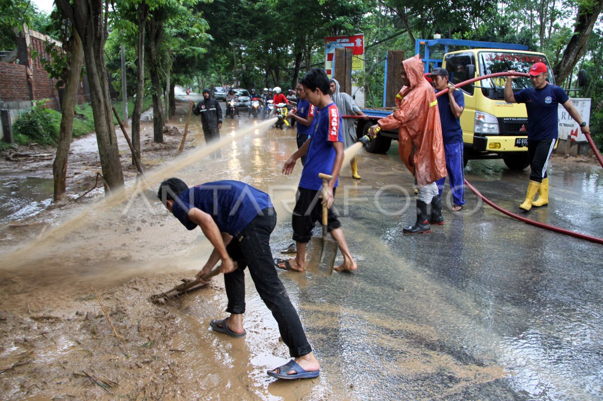 Pembersihan Lumpur Sisa Banjir Antara Foto