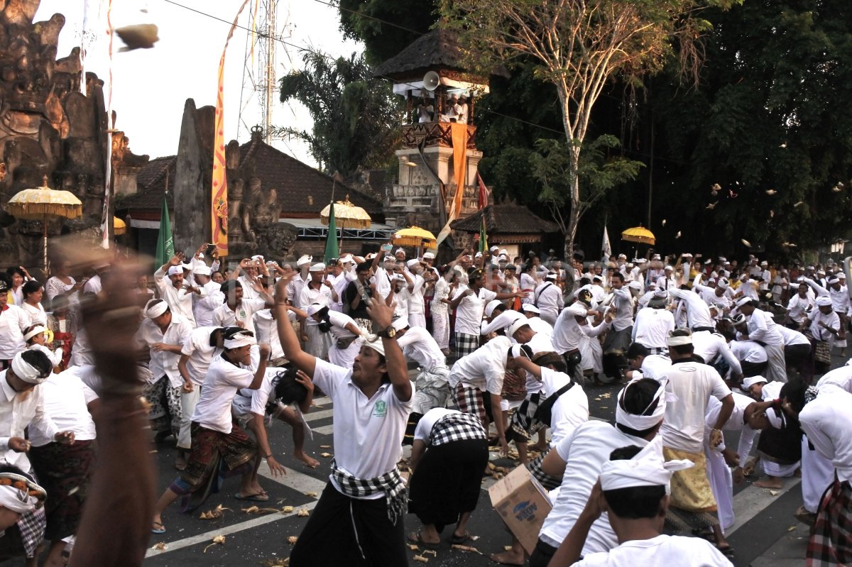 Perang Ketupat Di Bali Antara Foto