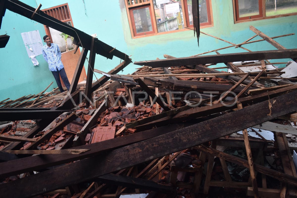 Atap Sekolah Ambruk Antara Foto