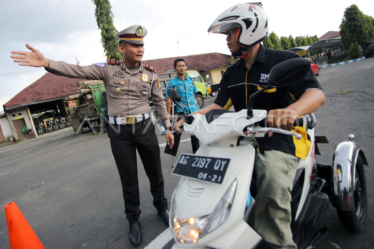 PELAYANAN SIM BAGI PENYANDANG DISABILITAS ANTARA Foto