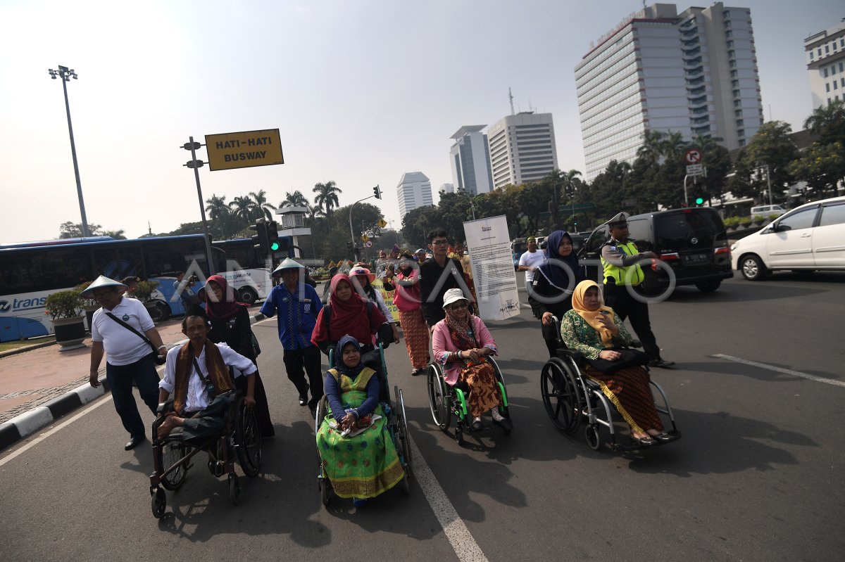 Pawai Penyandang Disabilitas Antara Foto