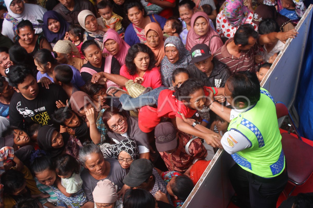 RITUAL SEDEKAH BUMI KLENTENG ANTARA Foto