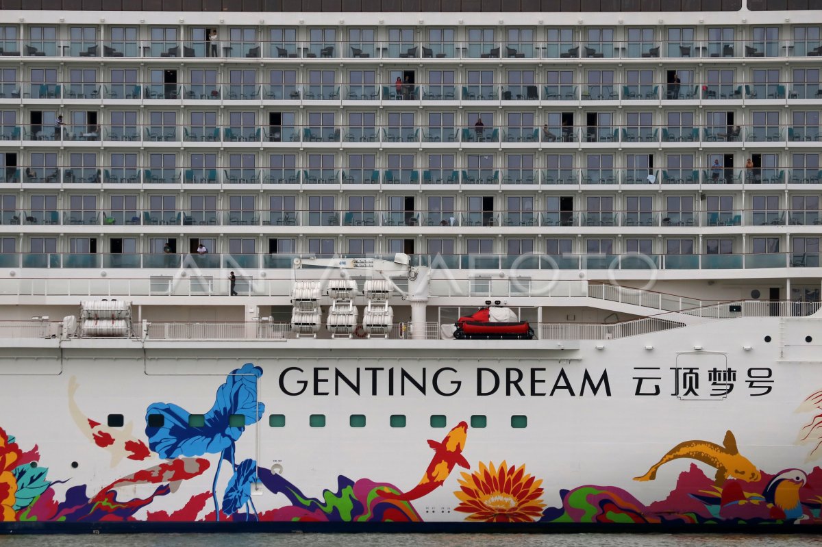 KAPAL PESIAR GENTING DREAM DI SURABAYA ANTARA Foto