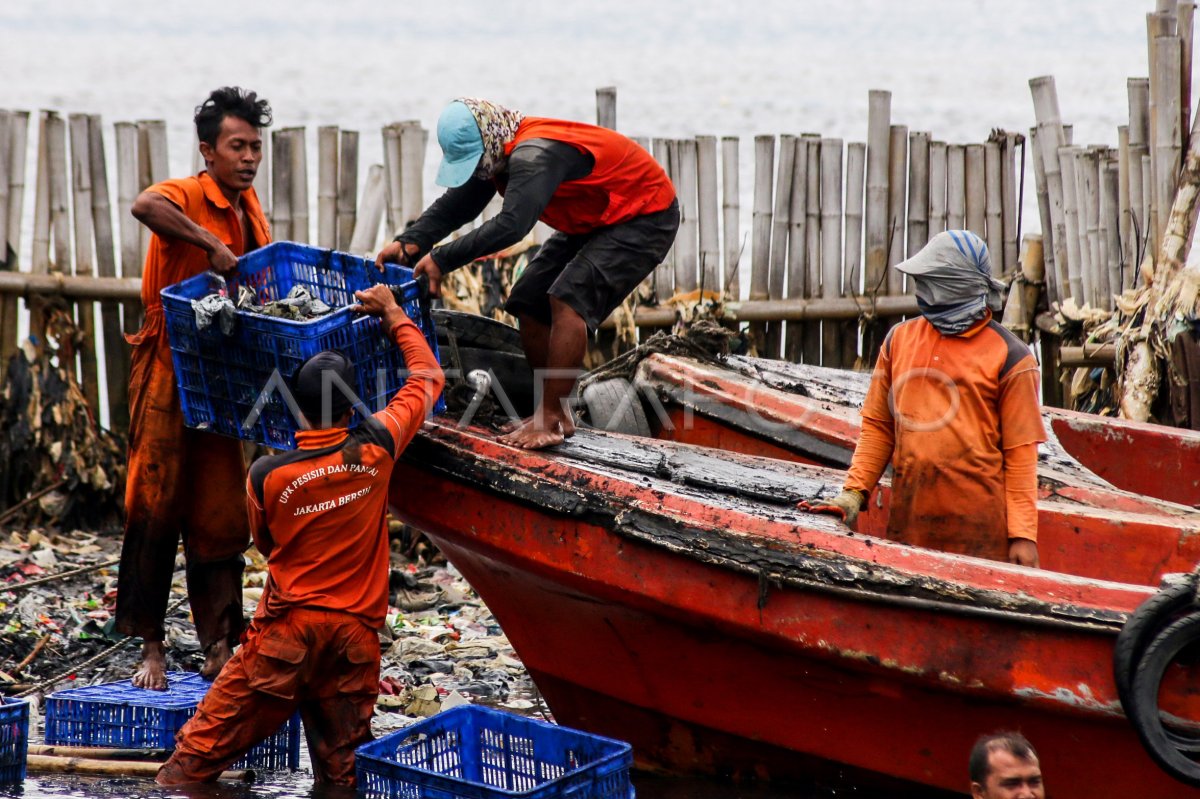 Percepat Pengangkutan Sampah Teluk Jakarta Antara Foto