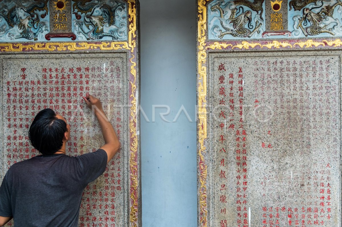 Perawatan Prasasti Klenteng Tay Kak Sie Antara Foto