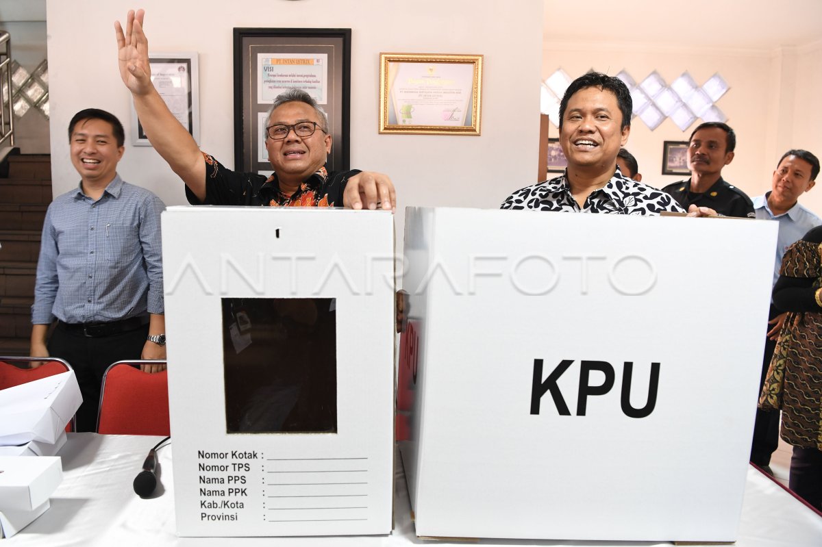 Produksi Kotak Dan Bilik Suara Antara Foto