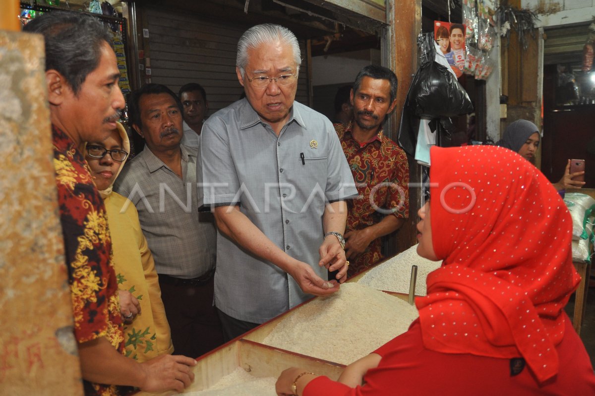 MENDAG KUNJUNGI PASAR TRADISIONAL KERTEK ANTARA Foto